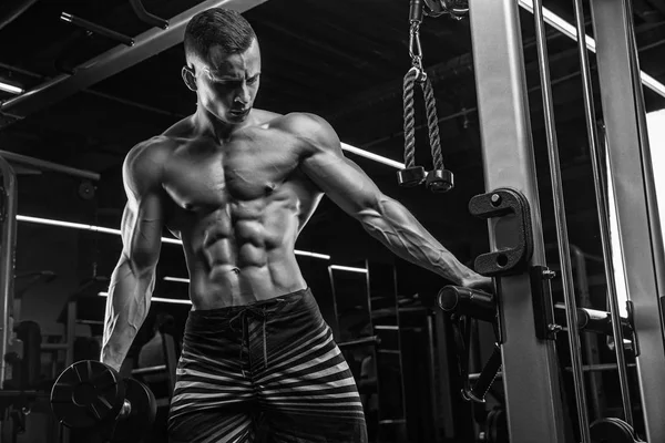 Acımasız güçlü atletik erkek kasları egzersiz bodybuildi kadar pompalama — Stok fotoğraf
