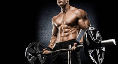 Kusursuz bir beden ile egzersiz yaparak ile genç seksi vücut geliştirmeci bar