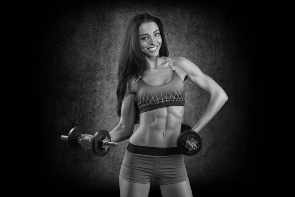 Atractiva mujer fitness, cuerpo femenino entrenado, estilo de vida portrai — Foto de Stock