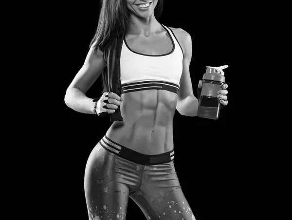 Ganska kaukasiska fitness tjej på diet vila efter träning och — Stockfoto