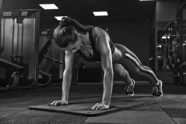 Mujer haciendo ejercicio en el gimnasio, ella estaba fingiendo "tablón " — Foto de Stock