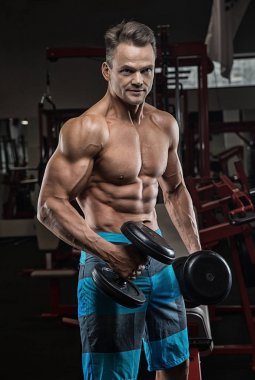 Acımasız güçlü atletik erkek kasları egzersiz bodybuildi kadar pompalama