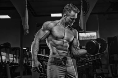 çok güç atletik adam vücut geliştirmeci, egzersiz ile aptal yürütmek