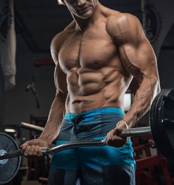 Acımasız güçlü atletik erkek kasları egzersiz bodybuildi kadar pompalama