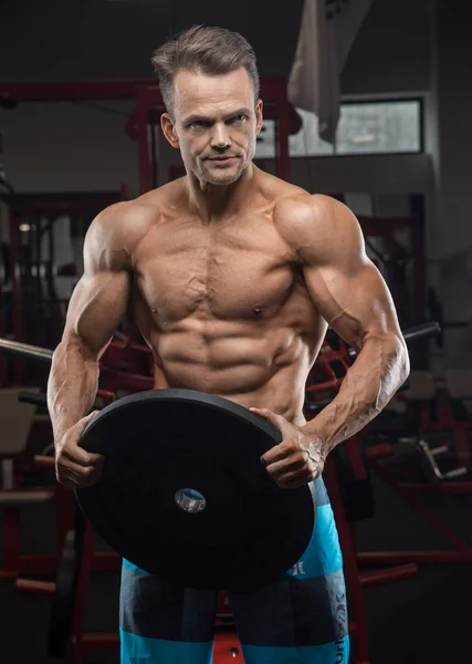 Brutální silné atletické muži se svaly cvičení bodybuildi čerpání — Stock fotografie