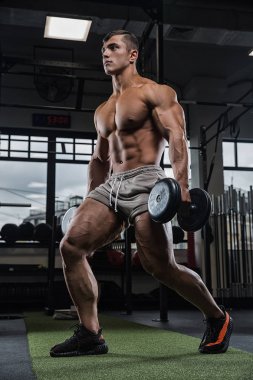 Ağır deadlifts mo yapıyor çekici uzun boylu kaslı vücut geliştirmeci