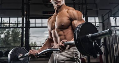 Ağır deadlifts mo yapıyor çekici uzun boylu kaslı vücut geliştirmeci