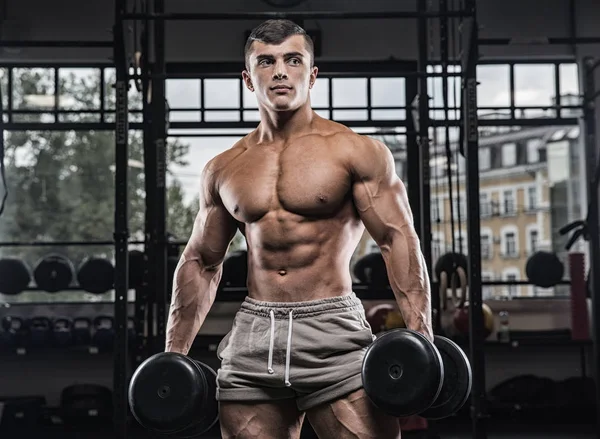 Retrato de um homem fisicamente apto no moderno centro de fitness — Fotografia de Stock