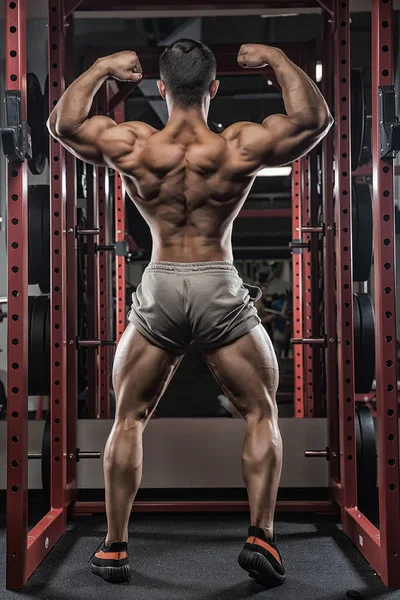 Attraente culturista muscoloso alto facendo deadlifts pesanti in mo — Foto Stock