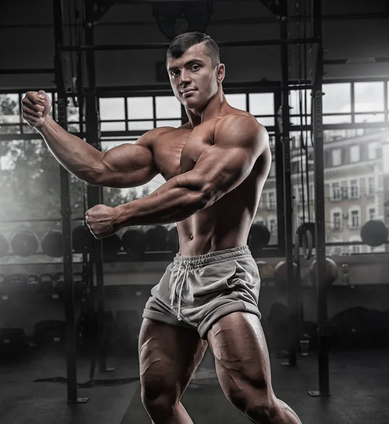 Portrait d'un homme physiquement apte dans un centre de fitness moderne — Photo