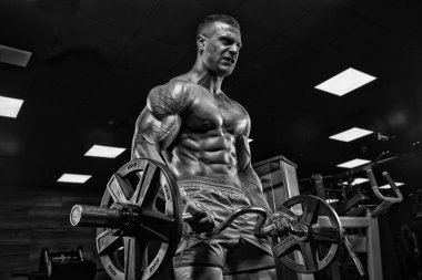 Çalışma eğitim TH dışarı vahşi yakışıklı beyaz vücut geliştirmeci