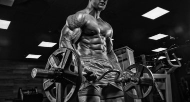 Çalışma eğitim TH dışarı vahşi yakışıklı beyaz vücut geliştirmeci