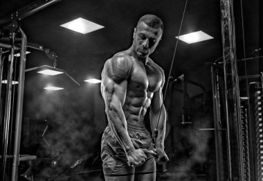 adam içinde jimnastik salonu. Kaslı vücut geliştirmeci adam karakeçi ile yapıyor