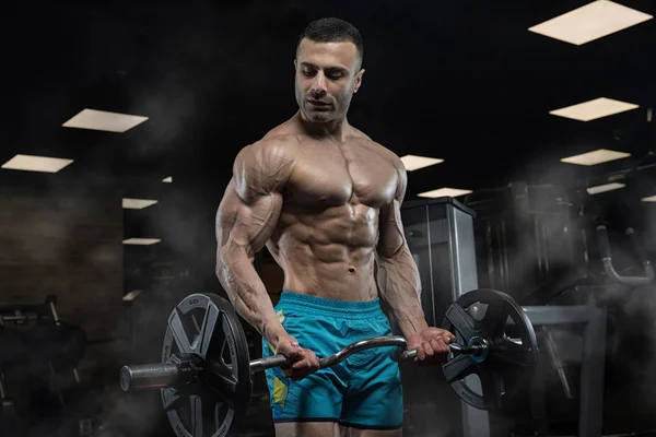 Gespierde atletische bodybuilder fitness model poseren na exercis — Stockfoto