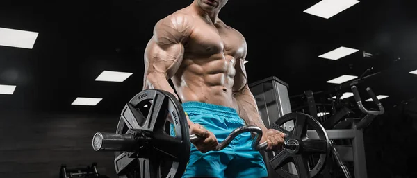 Brutale bello caucasico bodybuilder lavorare fuori formazione in th — Foto Stock