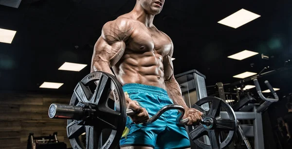 Brutal beau bodybuilder caucasien travaillant sur la formation en th — Photo