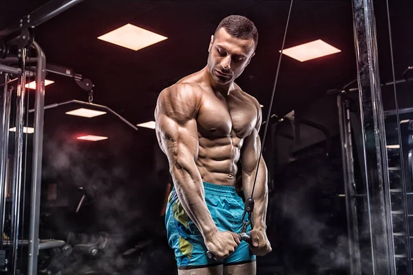 Kaslı adam egzersizleri triceps, vuruş yapıyor spor salonunda egzersiz — Stok fotoğraf