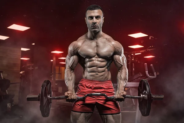 Brutale bello caucasico bodybuilder lavorare fuori formazione in th — Foto Stock