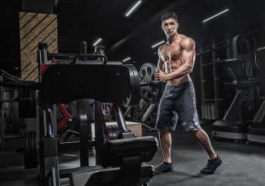 Yakışıklı, iyi eğitimli Asya adam hazırlanıyor genç kıyafetler fo