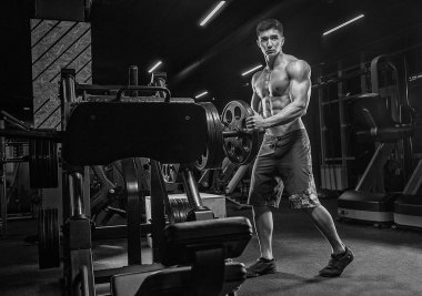 Modern bir ağır athle bir vücut geliştirmeci ait siyah-beyaz fotoğraf