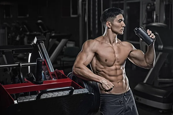 Un giovane bello, ben addestrato uomo asiatico, in palestra, dopo assetto — Foto Stock