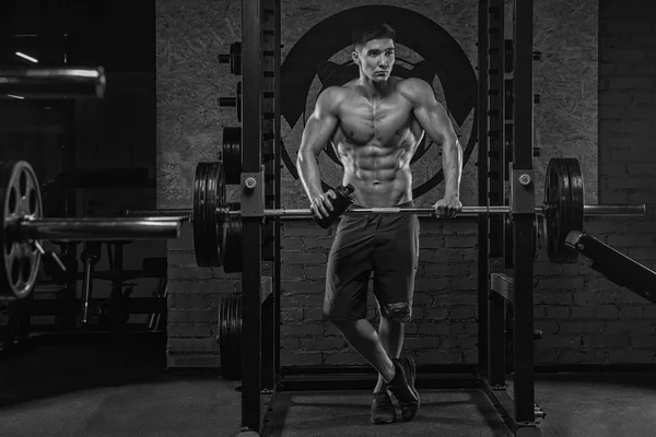 Una foto en blanco y negro de un joven guapo musculoso levantamiento de pesas — Foto de Stock