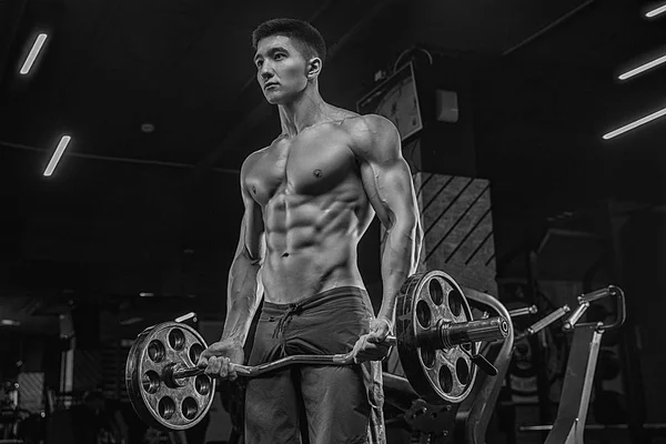 Foto in bianco e nero di un atleta asiatico muscoloso di una bodybuild — Foto Stock