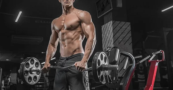 Um retrato próximo de um fisiculturista musculoso masculino musculoso , — Fotografia de Stock