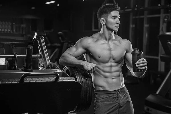 Una fotografia in bianco e nero di un giovane atleta bodybuilder in t — Foto Stock
