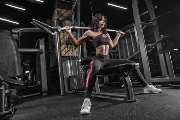 Fitness vrouw in de sport dragen met perfecte sexy fitness lichaam in gy — Stockfoto