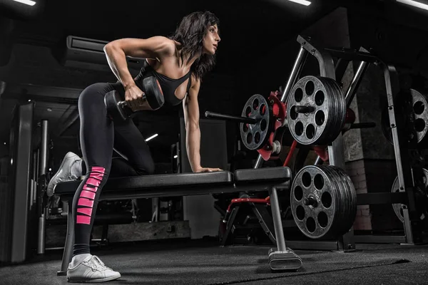 Fitness kvinna inom idrotten bär med perfekta sexiga fitness kropp i gy — Stockfoto