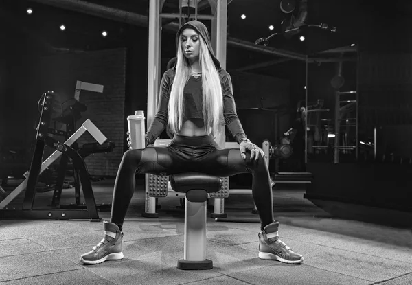 V tělocvičně po těžké cvičení blondýna pije sportovní nutri — Stock fotografie