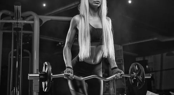 Młoda piękna dziewczyna sportowiec kulturysta na siłowni robi wagę — Zdjęcie stockowe