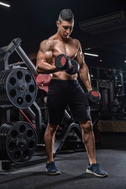 Kel güçlü vücut geliştirmeci altı paketi ile. Perf adamla vücut geliştirmeci