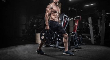 Genç bir erkek vücut egzersizleri ile spor malzemeleri, yok m