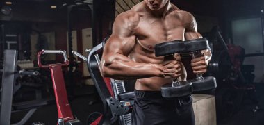 Genç yakışıklı erkek atlet vücut geliştirmeci halterci Exer yapıyor,