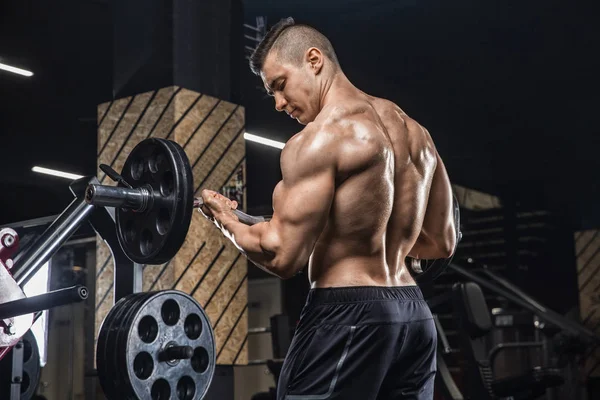 Genç bir erkek vücut egzersizleri ile spor malzemeleri, yok m — Stok fotoğraf