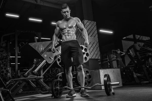 Όμορφος Καυκάσιος αθλητής μυϊκής εκγύμνασης αρσενικό μοντέλο εκτελέσει e — Φωτογραφία Αρχείου