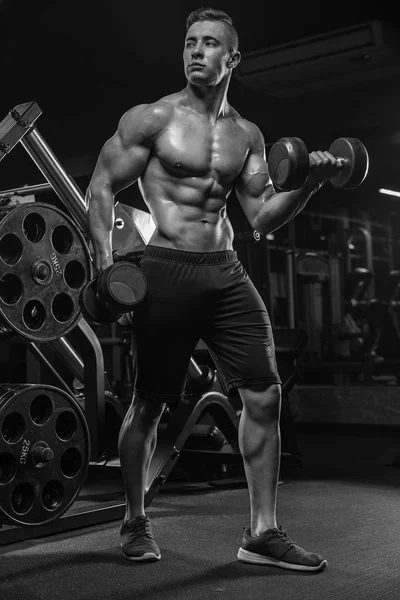 Pohledný sportovec kavkazské svalová fitness Modela provedení e — Stock fotografie