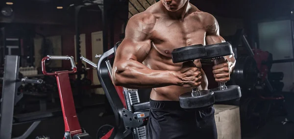 Joven atleta masculino guapo culturista levantador de pesas, haciendo exer —  Fotos de Stock