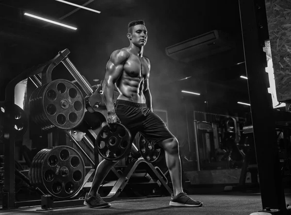 Μυώδης άνδρας με βάρη στο γυμναστήριο, bodybuilder. Ισχυρό αρσενικό nak — Φωτογραφία Αρχείου