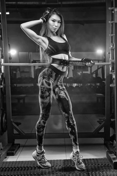 Retrato de la joven hermosa mujer asiática haciendo ejercicio en el gimnasio — Foto de Stock