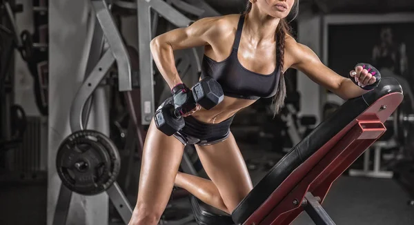 Chica fitness haciendo ejercicio con barra de pesas en el gimnasio — Foto de Stock