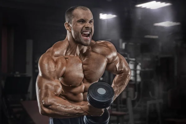 Nahaufnahme Porträt eines professionellen Bodybuilders beim Workout mit der Langhantel — Stockfoto