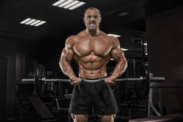 Ισχυρό και όμορφος αθλητικός νέος άνθρωπος με κοιλιακούς μυς και bice — Φωτογραφία Αρχείου