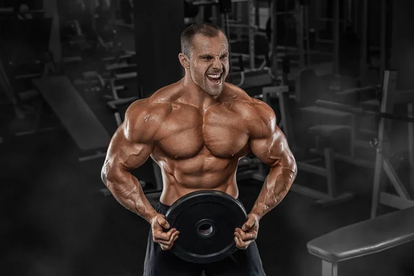 Hombre Guapo Con Grandes Músculos Entrena Gimnasio Ejercicios Para —  Fotos de Stock