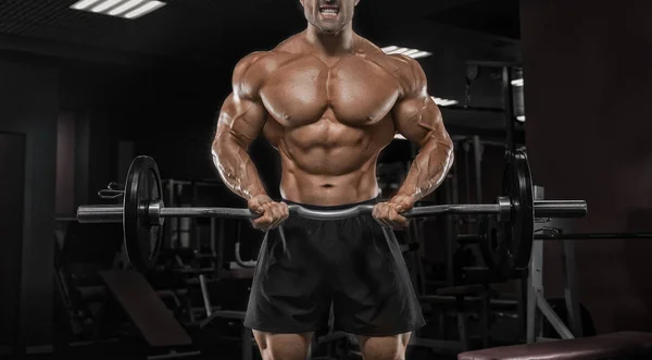 Hombre joven atlético fuerte y guapo con músculos abdominales y piojos —  Fotos de Stock