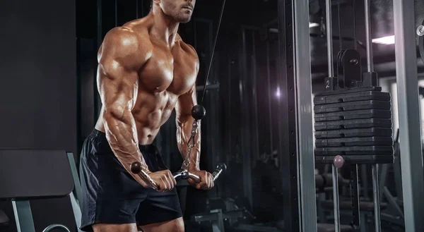 Guapo poder atlético hombre en la dieta de entrenamiento bombeo de los músculos — Foto de Stock