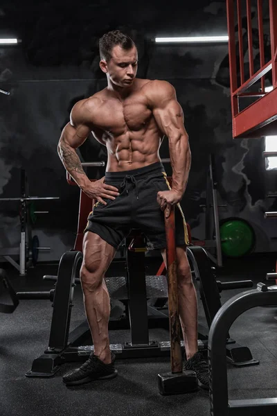 Muscolare Atletico Bodybuilder Uomo Duro Allenamento Palestra Sfondo Scuro Con — Foto Stock