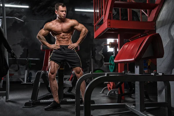 Muscular Atlético Fisiculturista Homem Duro Treino Ginásio Sobre Fundo Escuro — Fotografia de Stock